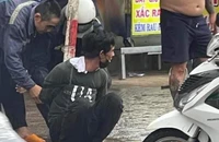Video: Dân bao vây bắt tên cướp vung dao đâm người loạn xạ trên phố ở Đồng Nai