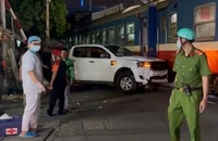 Clip ghi cảnh ô tô bán tải bị tàu hoả tông văng ở Đồng Nai, 5 người thương vong 