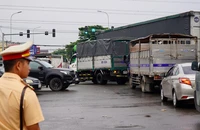 Toàn cảnh dòng xe ùn ứ kéo dài trên Quốc lộ 51 đóng 1 làn để sửa chữa