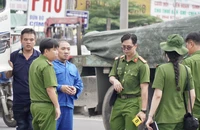 Dựng lại hiện trường vụ xe tải cán qua người đi xe máy ở Đồng Nai