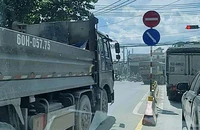 Đoàn xe ben chạy ngược chiều, vượt đèn đỏ ở Đồng Nai