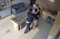 Clip: Hung thủ kề dao vào cổ nữ nhân viên cửa hàng cướp 5 điện thoại