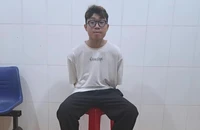 Dùng dao khống chế nhân viên cướp 5 chiếc điện thoại