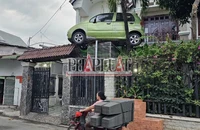 Xe ô tô nằm trên mái cổng nhà ở Đồng Nai gây xôn xao mạng xã hội vì ’độc lạ’