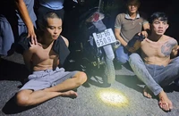 Nhóm thanh niên đột nhập từ nóc nhà để trộm tiền, vàng
