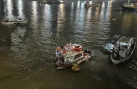 Ô tô 4 chỗ tông sập lan can cầu rơi xuống sông Đồng Nai
