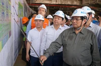 Thủ tướng kiểm tra dự án sân bay Long Thành, lì xì cho các công nhân