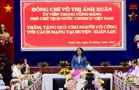 Phó Chủ tịch nước Võ Thị Ánh Xuân thăm, tặng quà người có công tại Đồng Nai