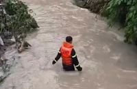  Lực lượng cứu nạn Đồng Nai tìm bé gái bị nước cuốn trôi khi tắm mưa