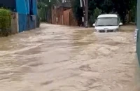 Mưa lớn nhiều khu vực ở Đồng Nai ngập trong biển nước, ô tô trôi ra kênh