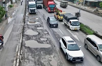 Ô tô chao đảo, tài xế sợ hãi khi qua 'ma trận ổ voi' trên quốc lộ 51