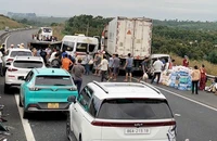 Xe chở hàng cứu trợ vùng lũ bị tai nạn liên hoàn trên cao tốc Dầu Giây – Phan Thiết