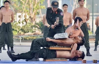 Cận cảnh công an Đồng Nai phô diễn sức mạnh 'mình đồng da sắt', nổ súng trấn áp tội phạm