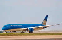 Hình ảnh máy bay Boeing 787 đầu tiên hạ cánh xuống sân bay Long Thành