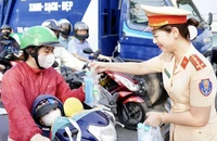 CSGT Đồng Nai tặng nước, sữa cho người dân về quê dịp Tết
