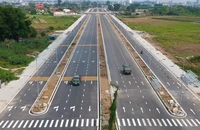 Ngắm tuyến đường 10 làn xe xuyên qua 'viên ngọc xanh' sắp hoàn thành ở Đồng Nai