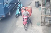 Camera ghi cảnh kẻ trộm thản nhiên lấy xe và hàng của shipper