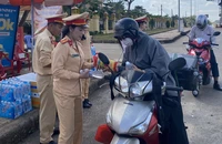 CSGT Đắk Nông phát khăn lạnh, thức ăn nhanh cho người dân về quê ăn Tết