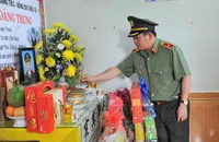 Thiếu tướng Đinh Văn Nơi thăm hỏi gia đình liệt sĩ, cán bộ bị thương trong vụ nổ súng ở Đắk Lắk