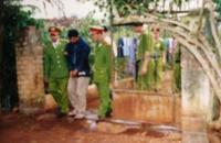Triệu tập 2 điều tra viên đến phiên xử vụ giết người 17 năm trước 
