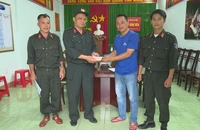Chiến sĩ cảnh sát cơ động trả lại 45 triệu đồng cho người đánh rơi