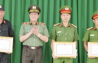 Khen thưởng 5 người dân giúp bắt nhóm khủng bố trốn truy nã ở Đắk Lắk
