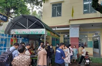 Phụ huynh ở Gia Lai căng băng rôn phản đối nữ giáo viên âm nhạc dạy học