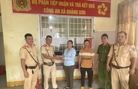 CSGT Đắk Nông trả lại tiền vàng cho người dân bị đánh rơi