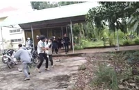 Đề nghị công an điều tra nhóm người xông vào trường đánh học sinh 