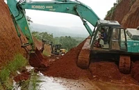 Thêm một điểm sạt lở ở Đắk Nông, hàng trăm khối đất đổ xuống đường 