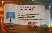 Khởi tố người đàn ông trình thẻ nhà báo giả khi chở pháo lậu