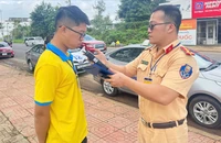 Đắk Lắk: Cảnh sát giao thông đo nồng độ cồn trước kỳ sát hạch ô tô