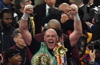 Vì sao Tyson Fury không bị tước đai?