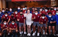 Đến thăm đội U-23 Thái Lan, bà Pang chỉ định luôn đội trưởng