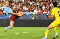 Chùm ảnh ‘cỗ máy săn bàn’ Haaland hủy diệt Sevilla