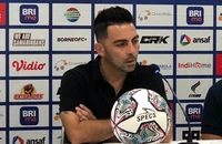 HLV của Arema nói gì trong vụ bạo loạn ở Indonesia?