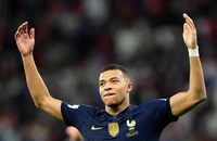 Người Anh cứ tò mò về Mbappe