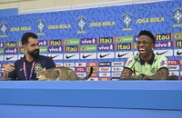 Mèo lên bàn họp báo ‘ám’ đội tuyển Brazil?