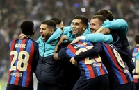 Chùm ảnh Barcelona ăn mừng Siêu cúp ở Riyadh