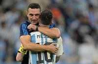 Messi và thầy rộng cửa giành giải