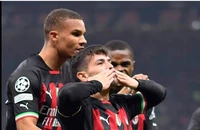 Chùm ảnh Conte dẫn Tottenham về quê và thua