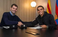 Con trai Ronaldinho ký hợp đồng với Barcelona 