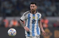 Lập hat-trick vào lưới đối thủ của Việt Nam, Messi đạt cột mốc 100 bàn