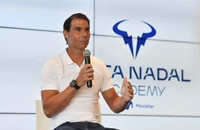 Vua sân đất nện vắng mặt Roland Garros
