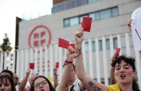 Phụ nữ Tây Ban Nha “rút thẻ đỏ” ông Rubiales