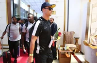Ronaldo đá sân không khán giả ở Tehran, clip bé trai dễ thương ăn mừng bàn thắng kiểu CR7