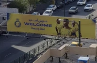 Clip Hàng ngàn fan Iran náo loạn đuổi theo xe chở Ronaldo