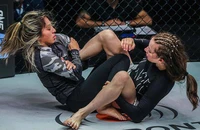 “Hot girl” SEA Games 32 thua ngay lần đầu dự One Championship