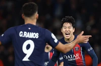 Lee Kang-in ghi bàn, fan chạy vào chạm Mbappe