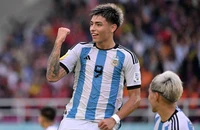 “Xe tăng Đức” lù lù đánh bại đàn em Messi ở loạt đấu súng